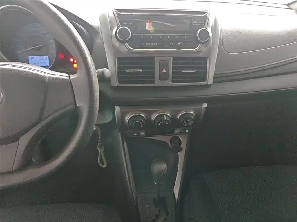 Toyota Yaris L 2015 — фото 13
