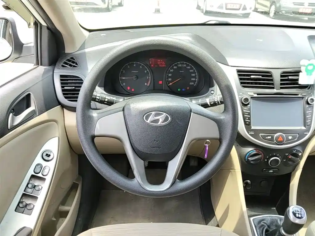 Hyundai Verna 2016 — фото 11
