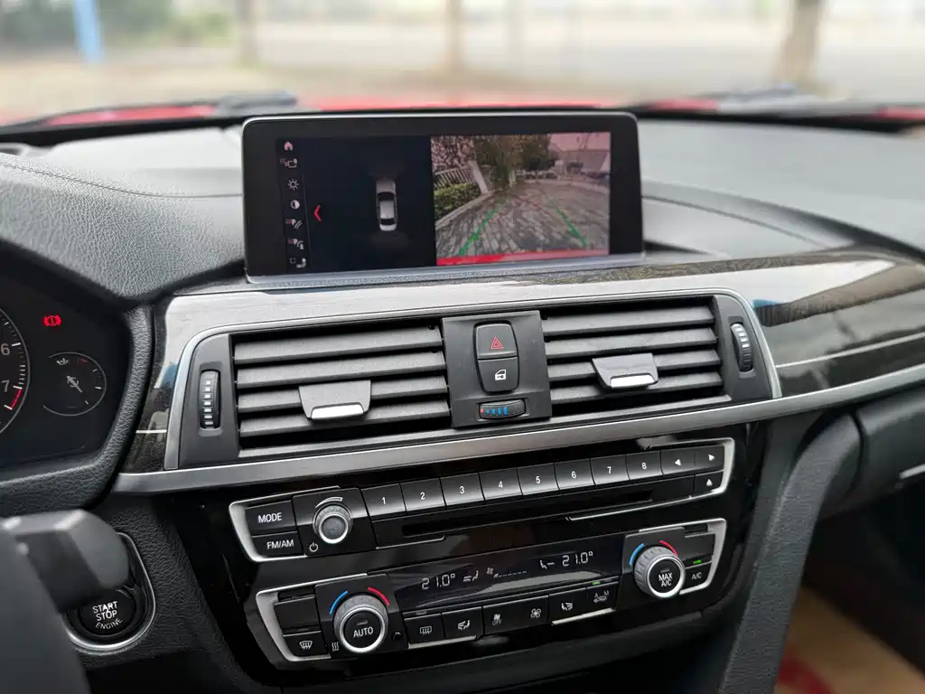 BMW 3 Series 2018 — фото 19