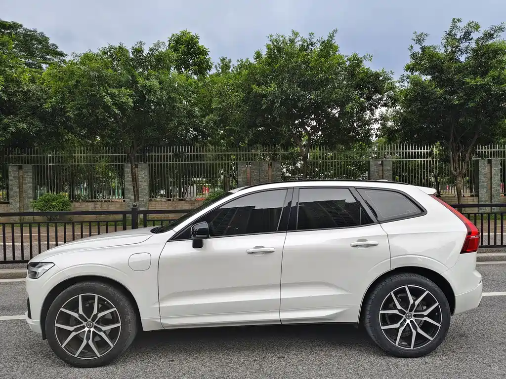 Volvo XC60 Plug-In Hybrid 2021 — фото 7