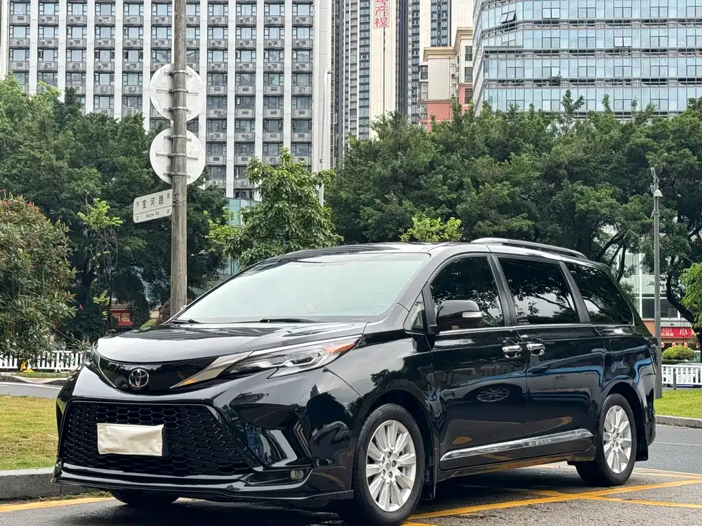 Toyota Sienna 2017 — фото 1