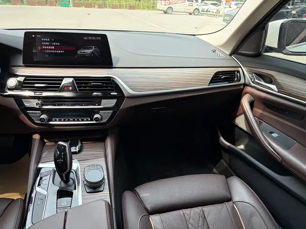 BMW 5 Series New Energy 2019 — фото 12