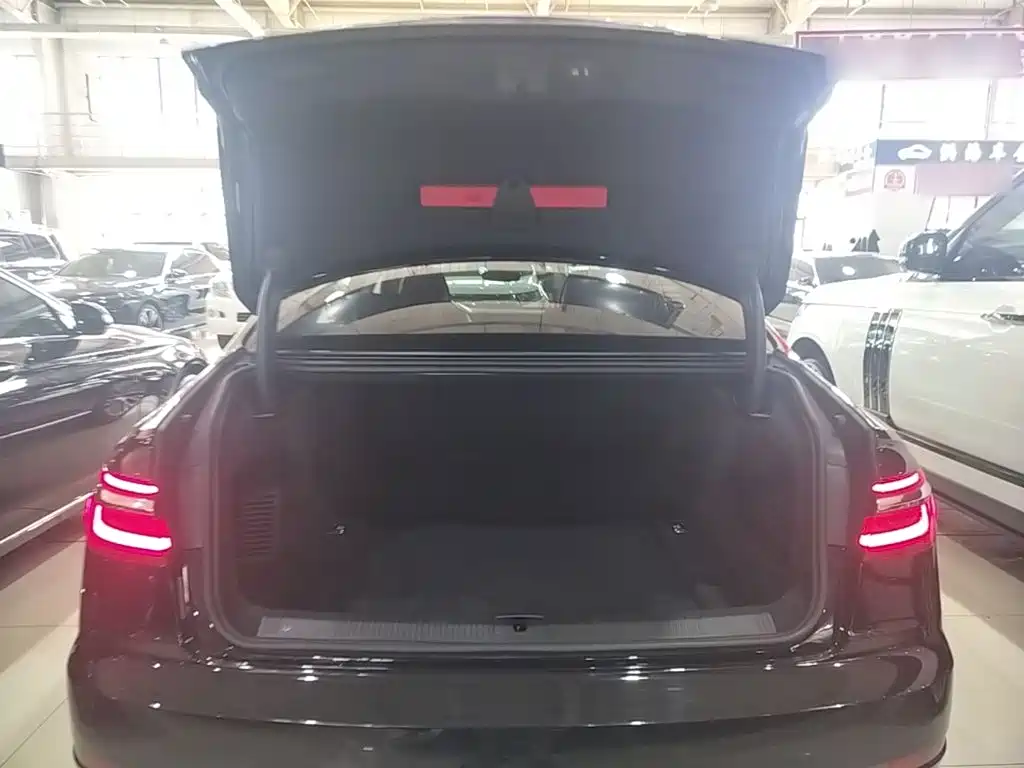 Audi A8 2021 — фото 19