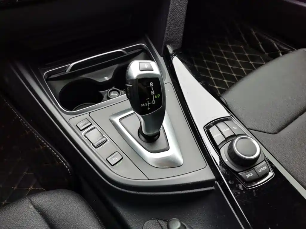 BMW 3 Series 2017 — фото 21