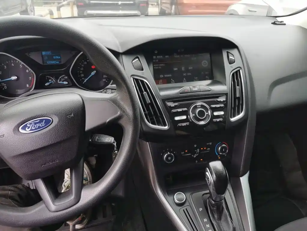 Ford Focus 2018 — фото 10