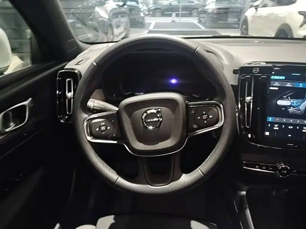 Volvo XC40 2023 — фото 11