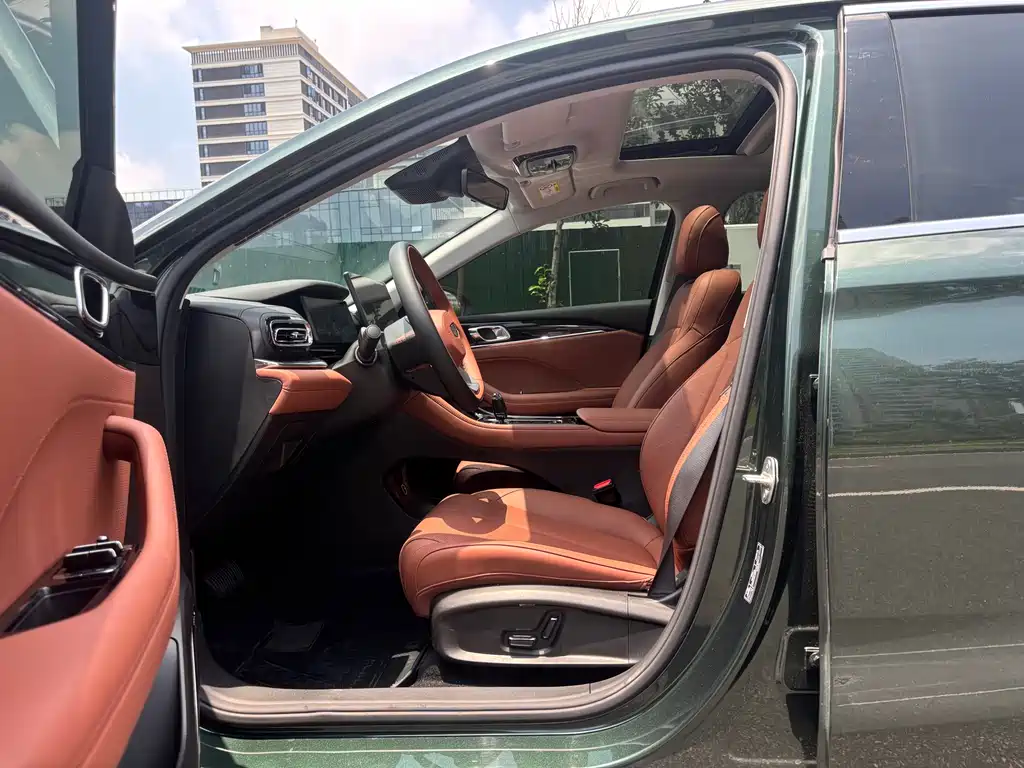 Geely Emgrand 2025