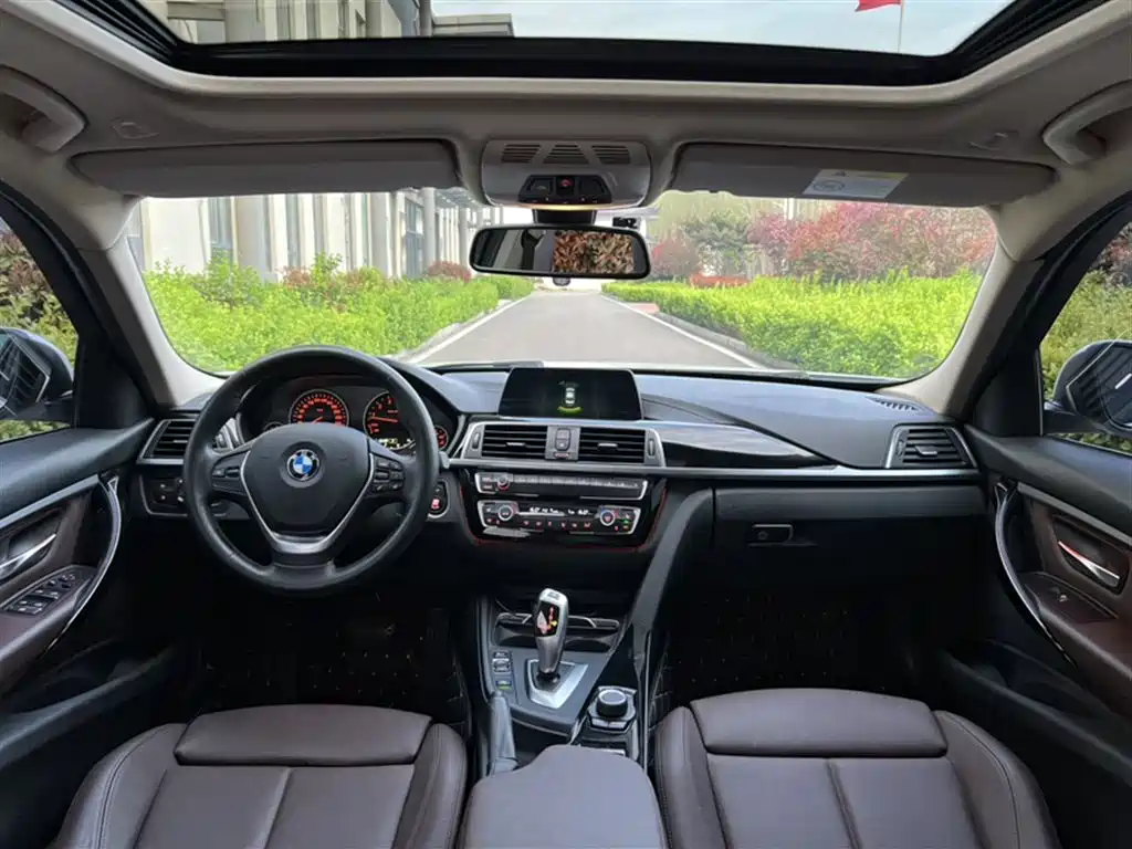BMW 3 Series 2018 — фото 18