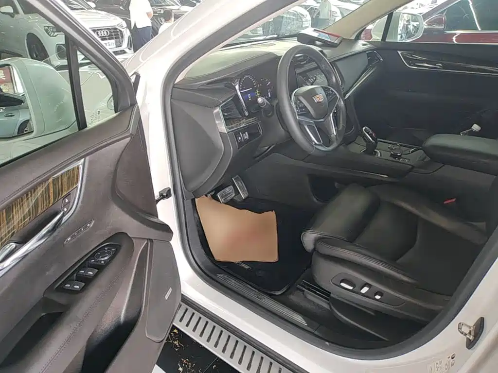 Cadillac XT5 2016 — фото 16