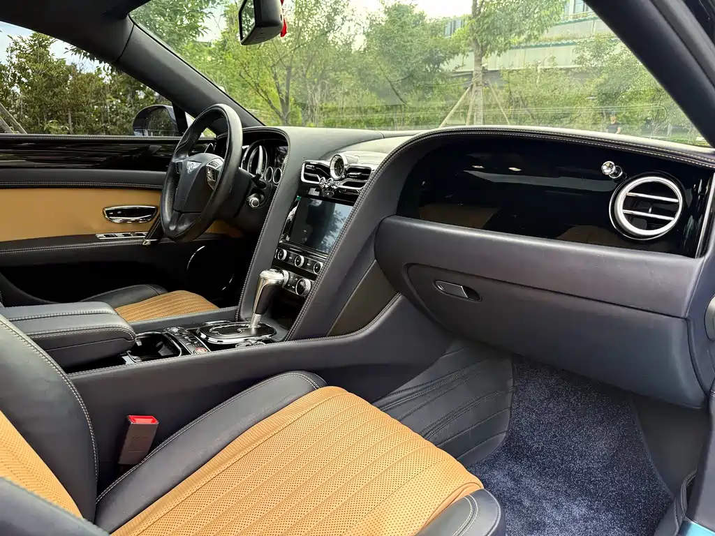 Bentley Flying Spur 2017 — фото 12
