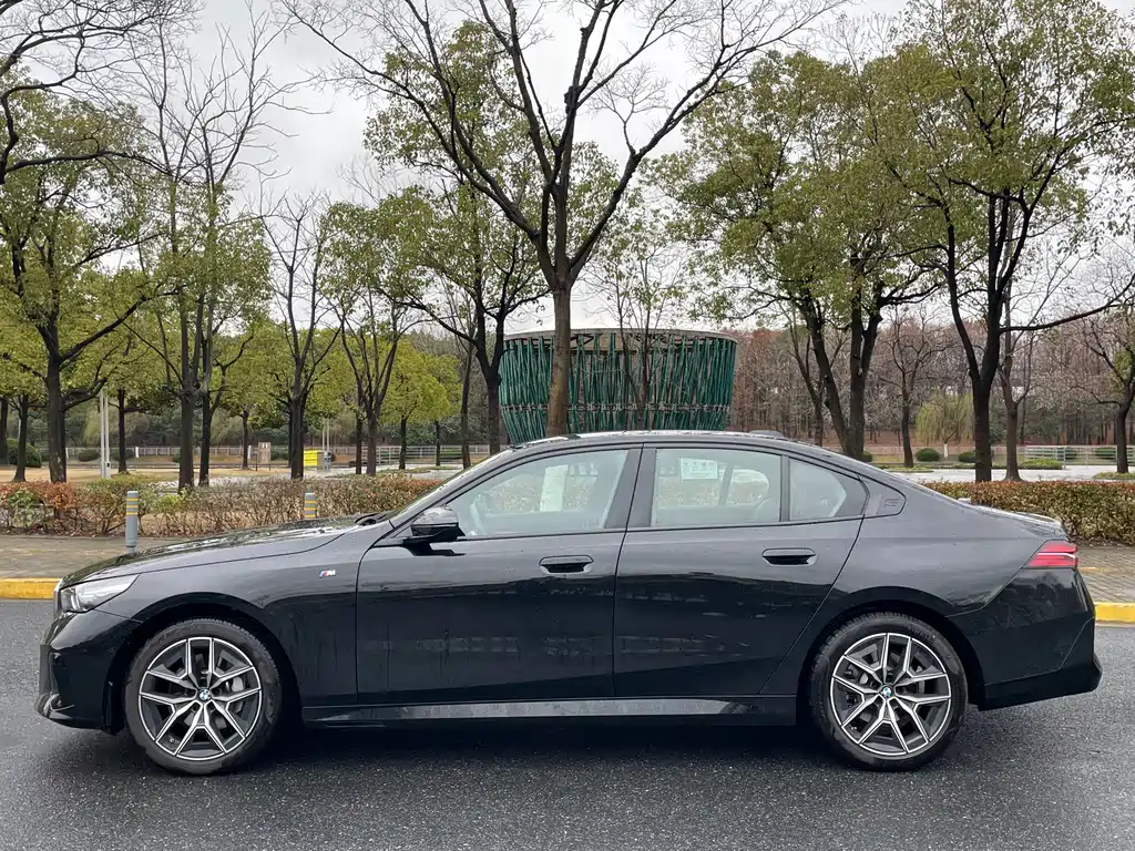 BMW 5 Series 2025