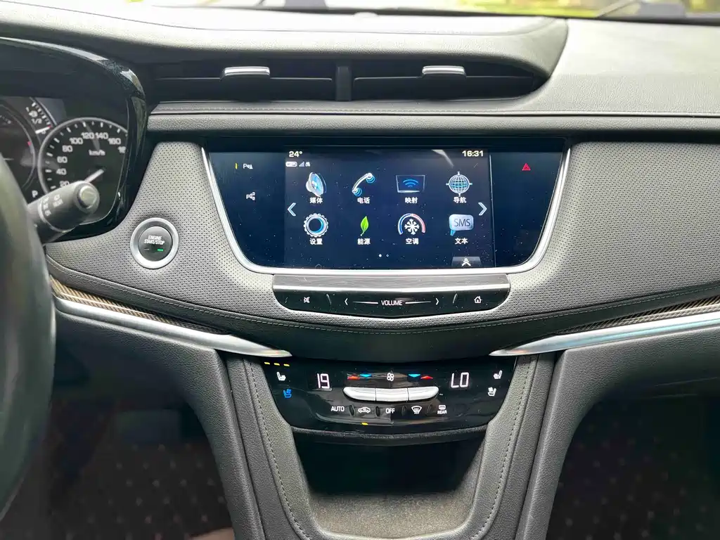 Cadillac XT5 2017 — фото 19