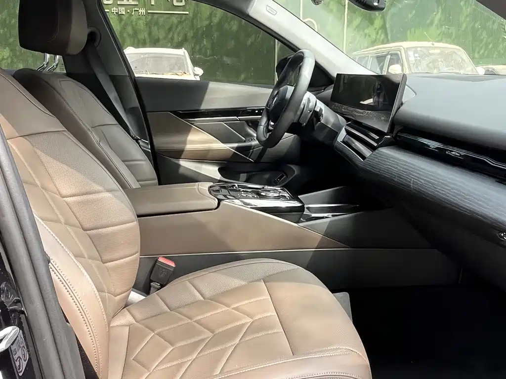 BMW 5 Series 2025 — фото 19