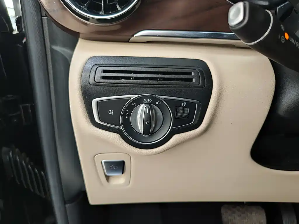 Mercedes-Benz V-Class 2021 — фото 20