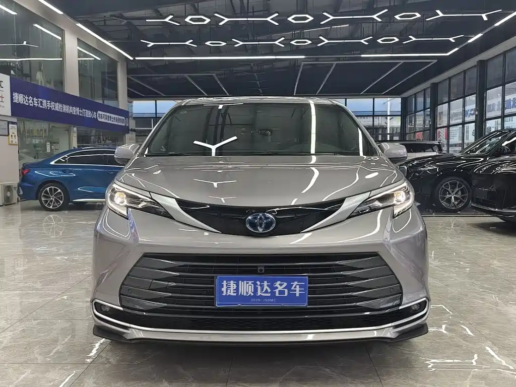 Toyota Sienna 2023 — фото 18