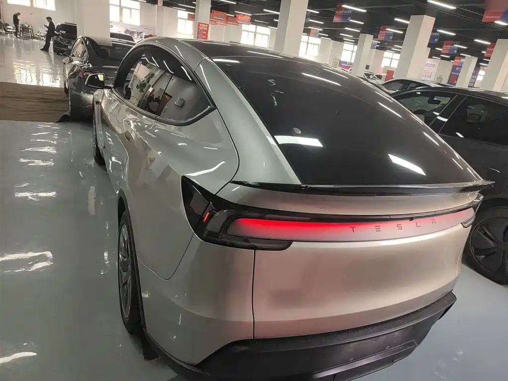 Tesla Model Y L 2025 — фото 4