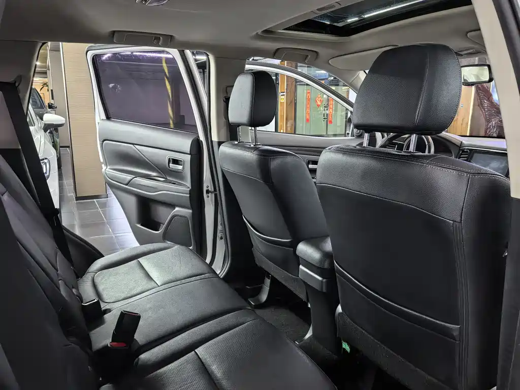 Mitsubishi Outlander 2017 — фото 10