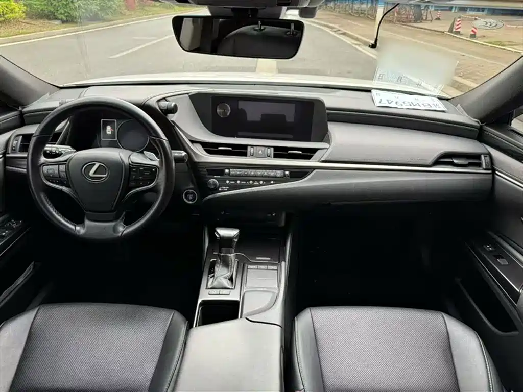 Lexus ES 2018 — фото 17