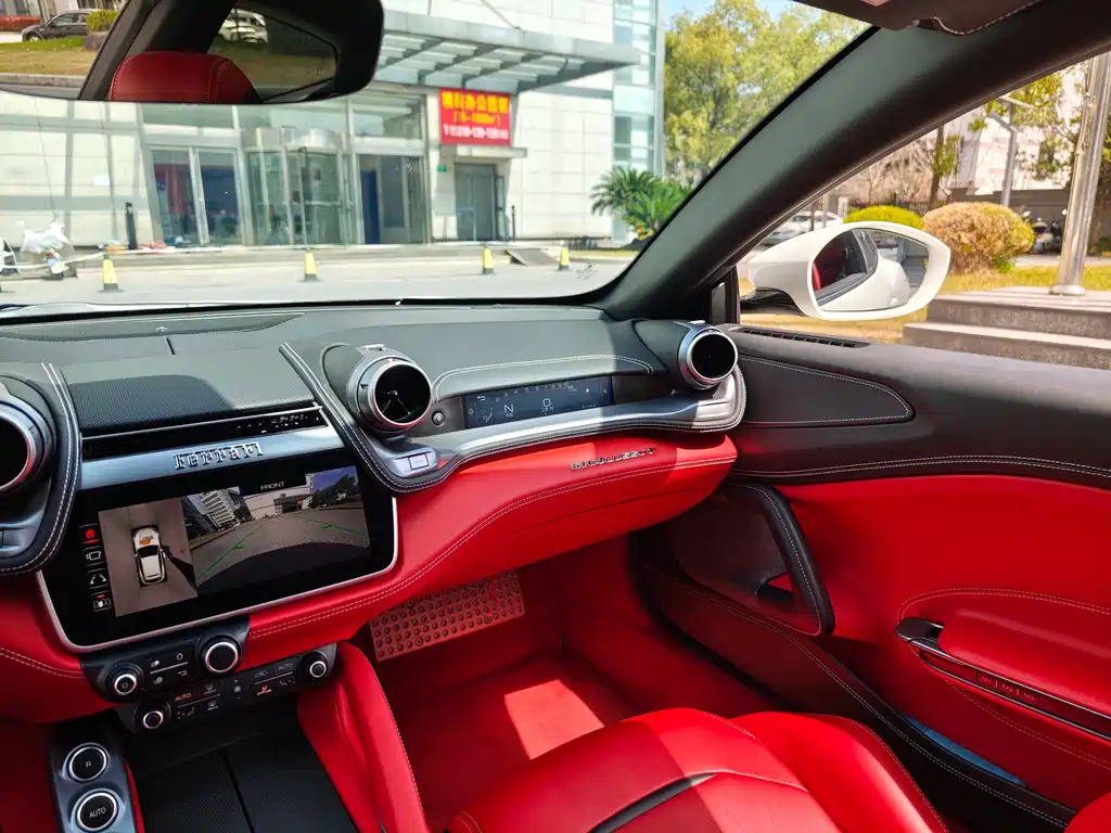 Ferrari GTC4Lusso 2019 — фото 19