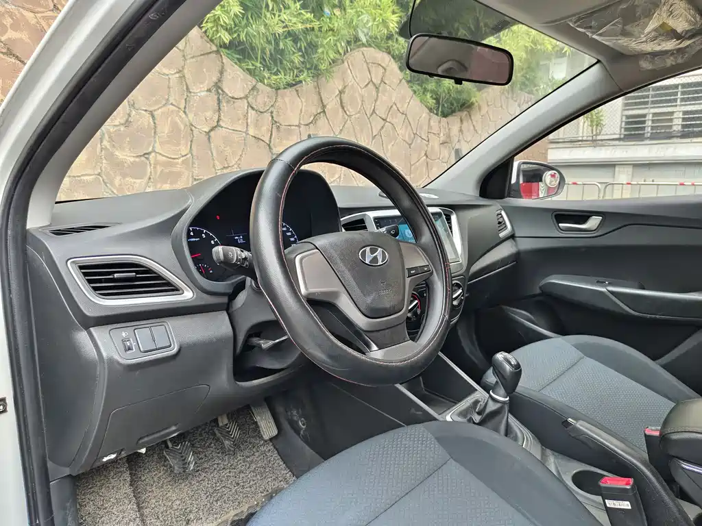 Hyundai Verna 2017 — фото 18