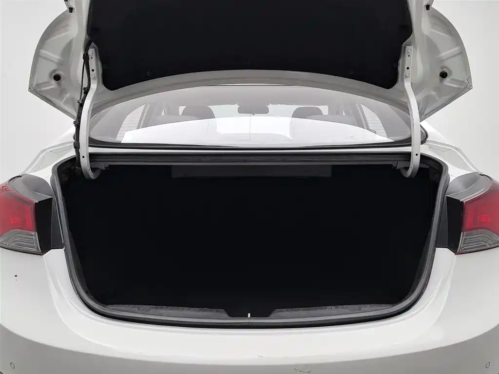 Hyundai Elantra Langdong 2018 — фото 16