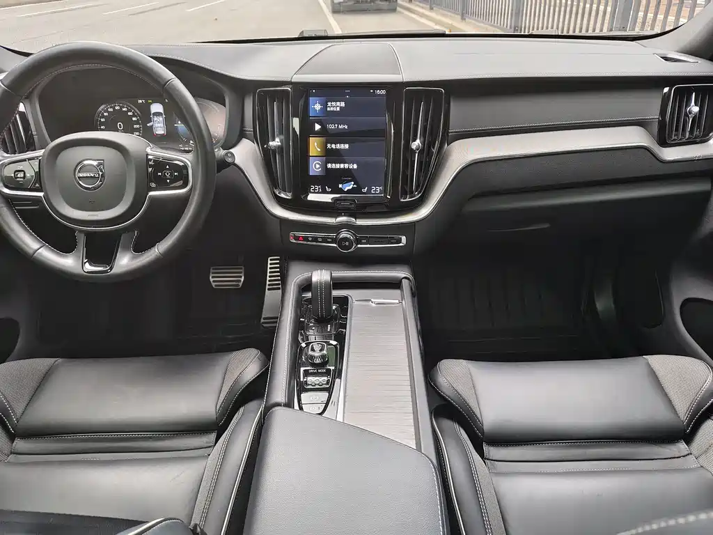 Volvo XC60 Plug-In Hybrid 2021 — фото 8