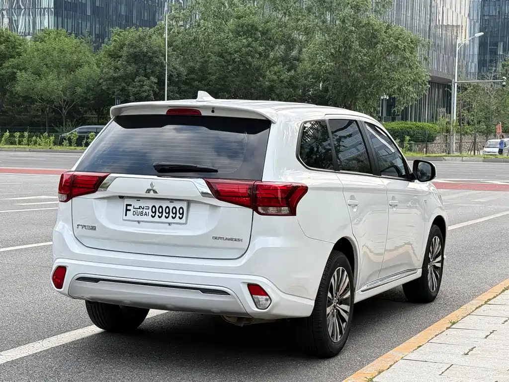 Mitsubishi Outlander 2021 — фото 4