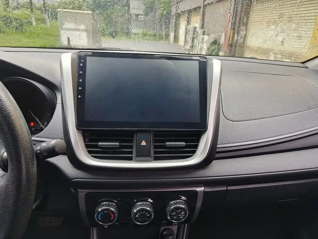 Toyota Yaris L 2017 — фото 11