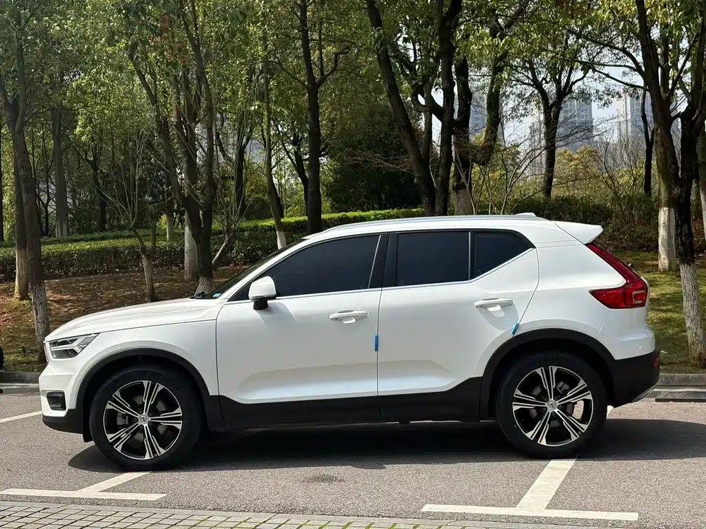 Volvo XC40 2022 — фото 3