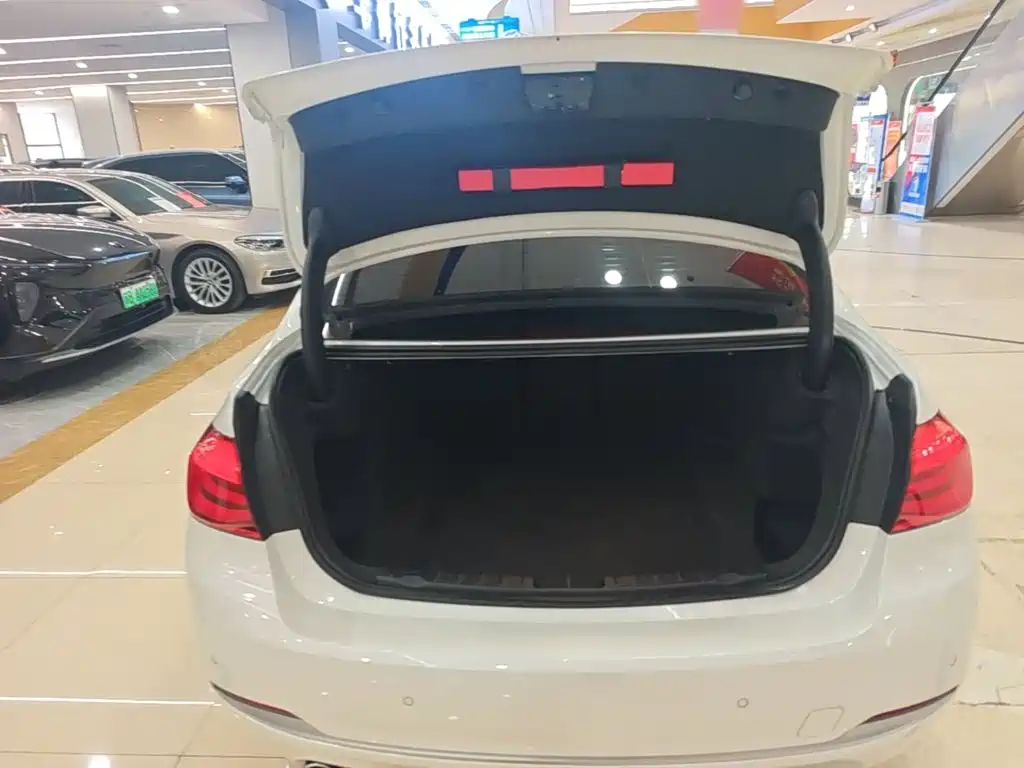 BMW 3 Series 2018 — фото 19
