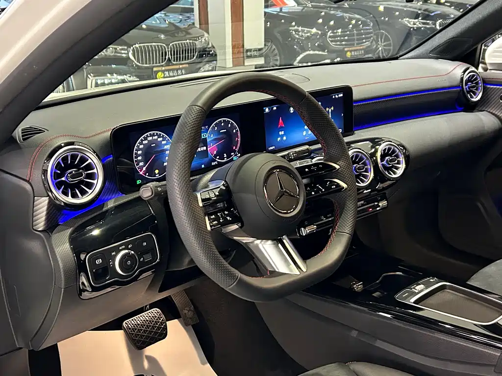 Mercedes-Benz A-Class 2024 — фото 5