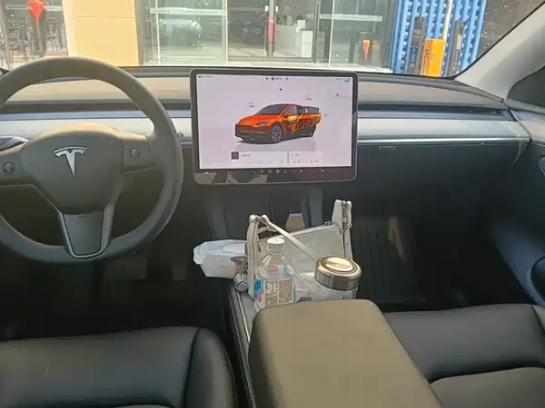 Tesla Model Y 2025