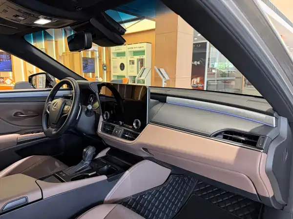 Lexus ES 2025