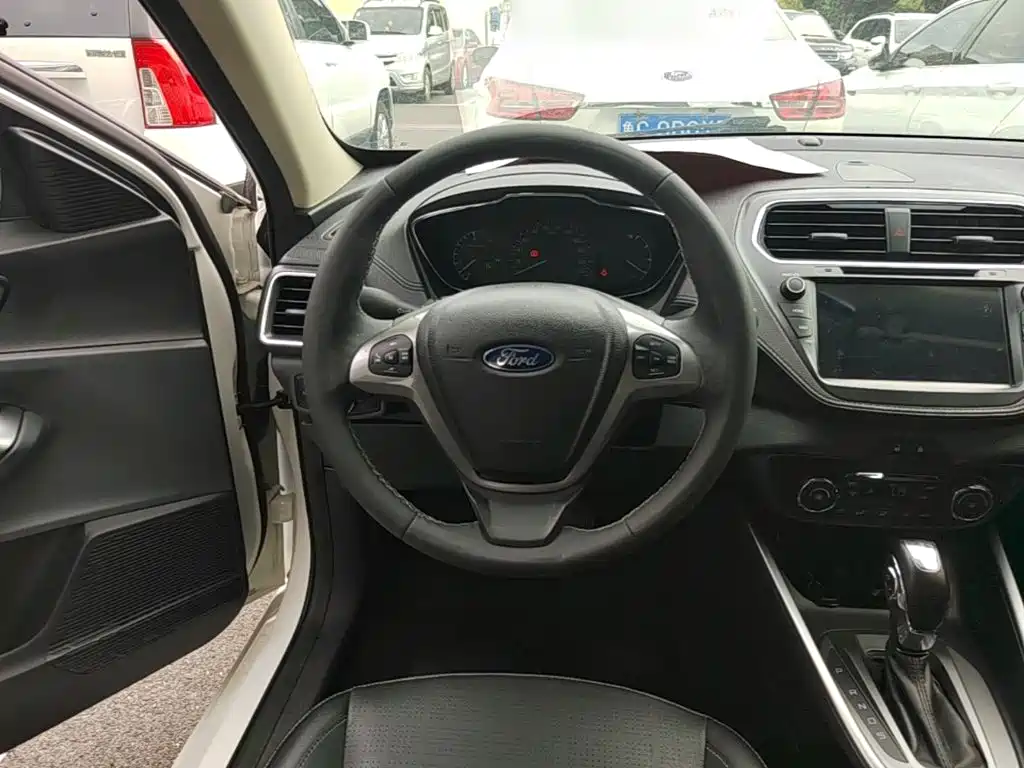 Ford Escort 2018 — фото 11