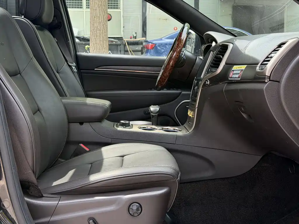 Jeep Grand Cherokee 2015 — фото 18