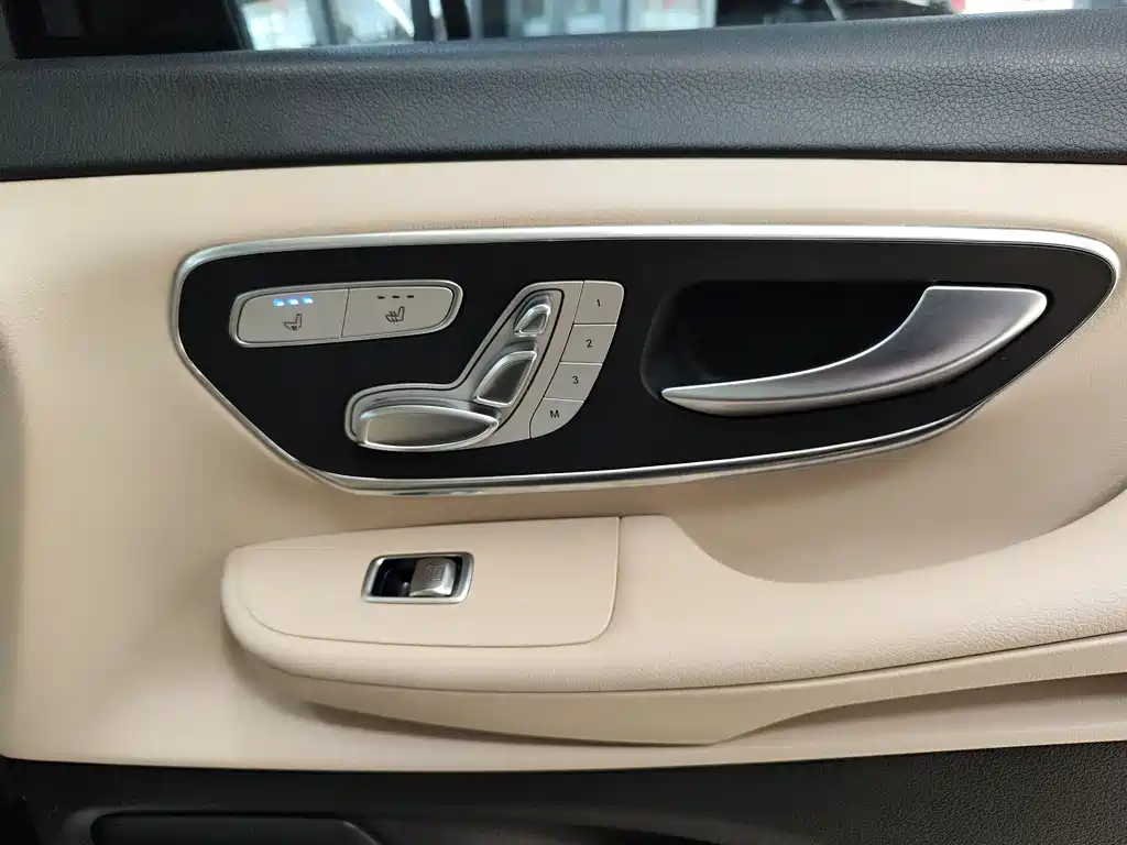 Mercedes-Benz V-Class 2021 — фото 19