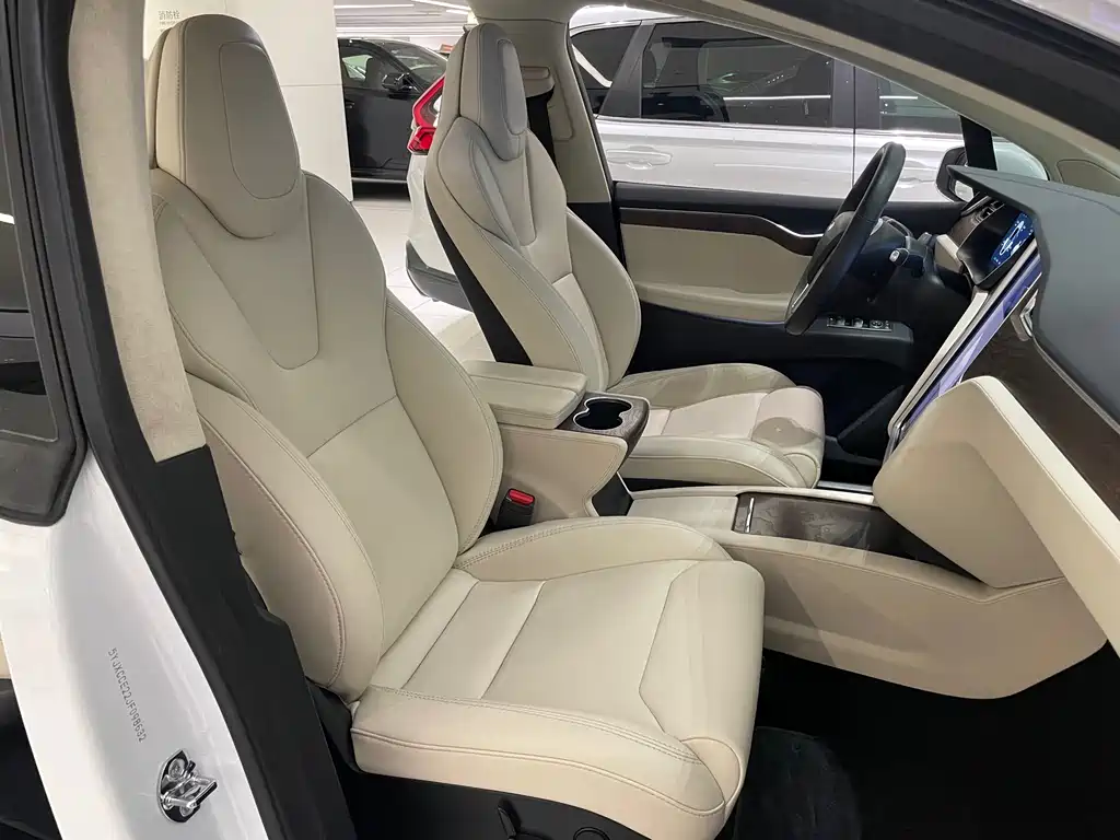 Tesla Model X 2018 — фото 11