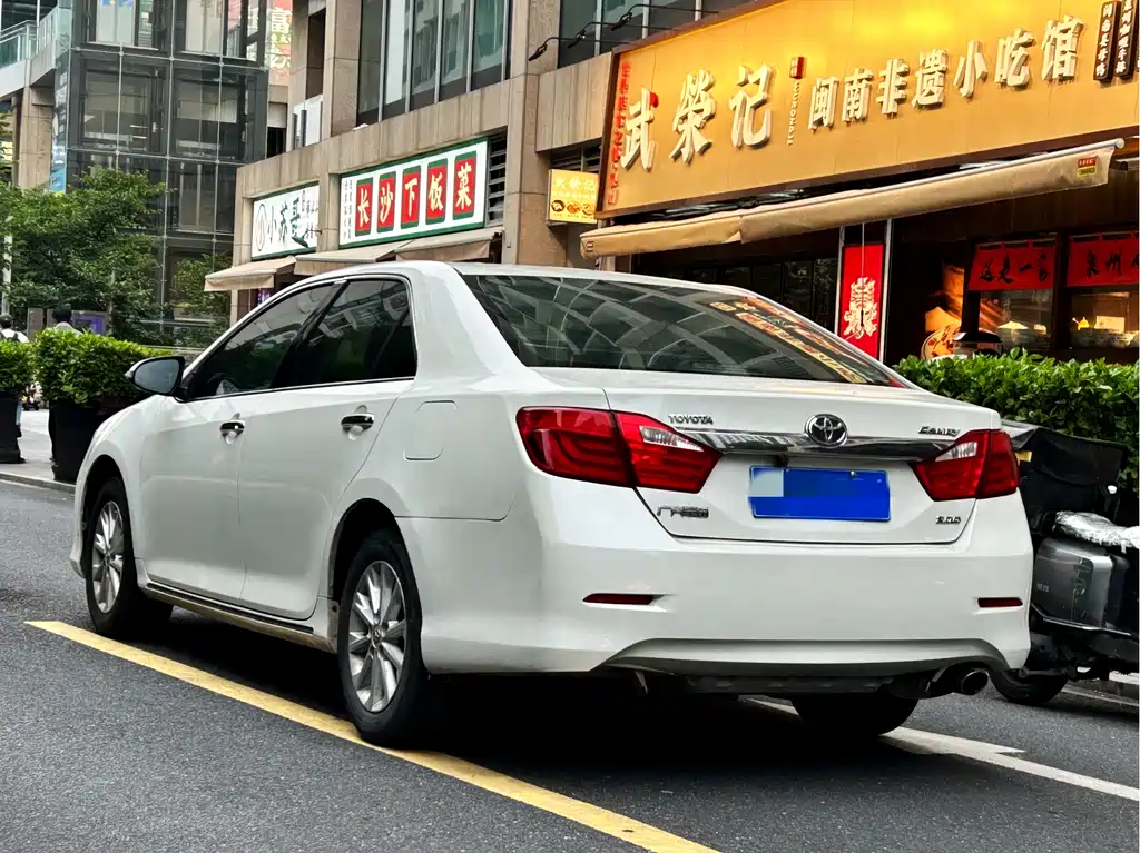 Toyota Camry 2014 — фото 4