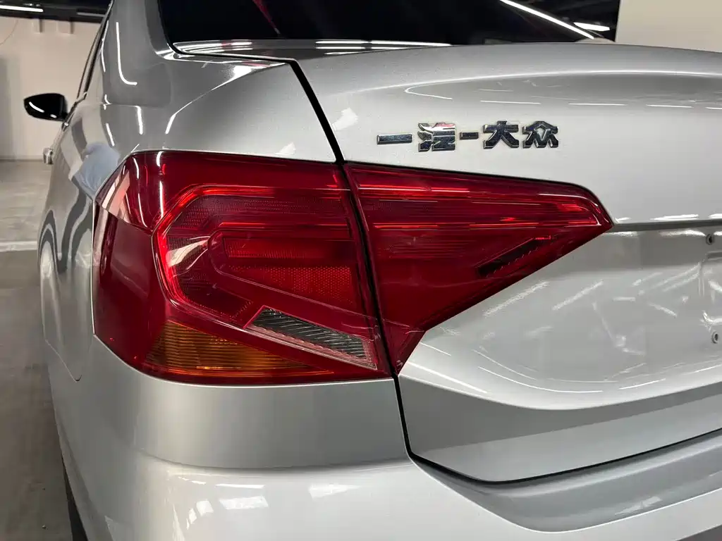 Volkswagen Jetta 2017 — фото 30