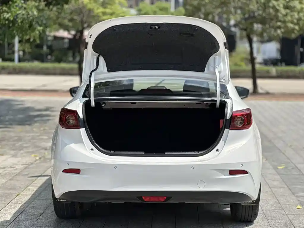 Mazda 3 Axela 2018 — фото 15
