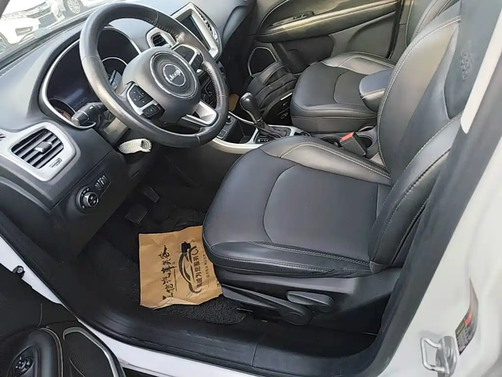 Jeep Compass 2018 — фото 15