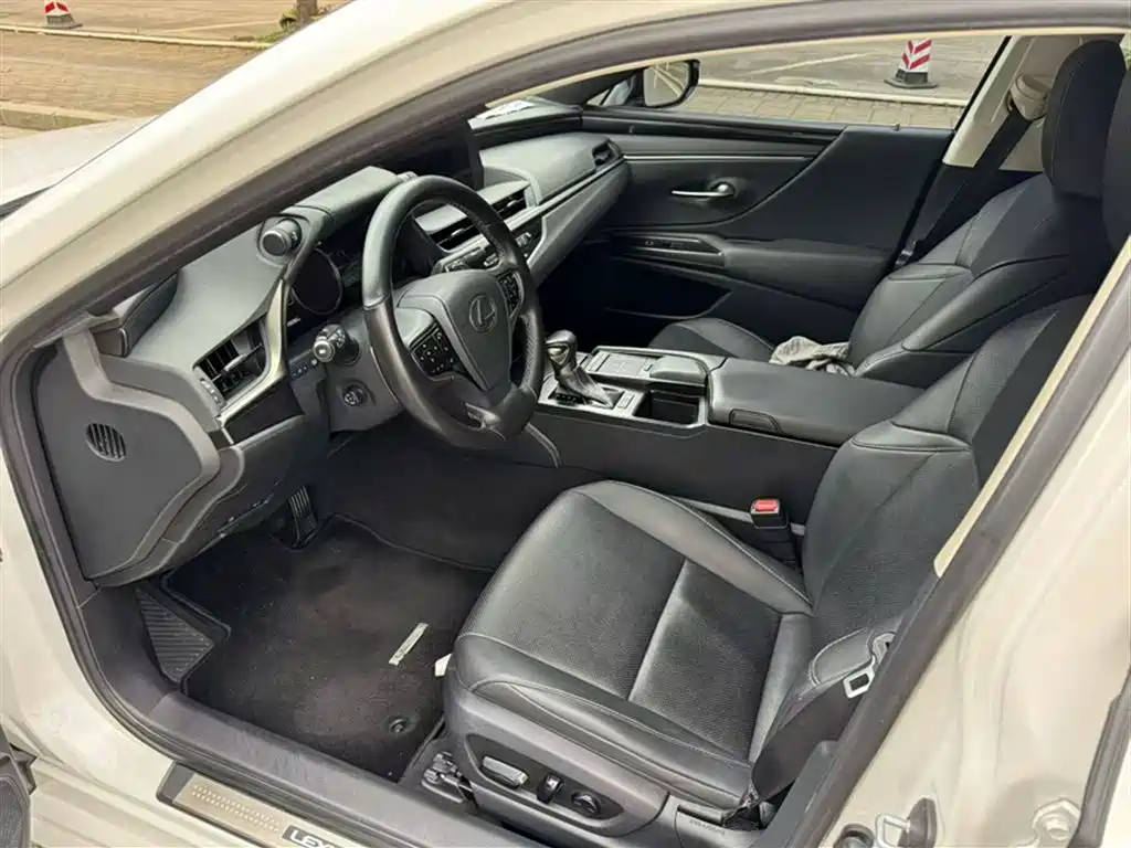Lexus ES 2018 — фото 15