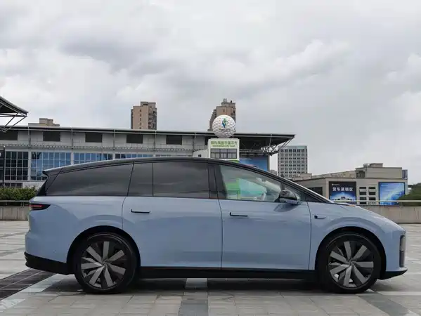 Li Auto i8 2025