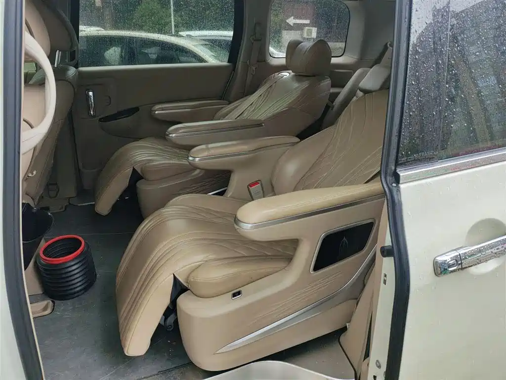 Nissan Quest 2017 — фото 13