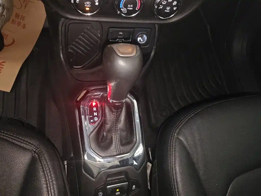 Jeep Renegade 2017 — фото 14