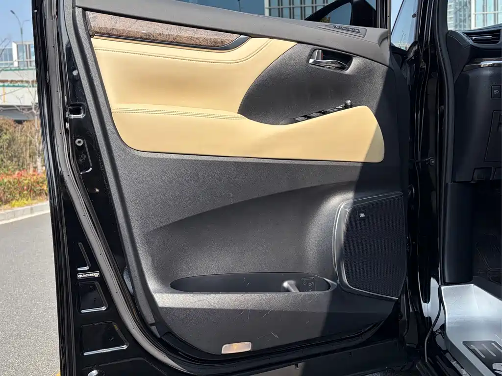Toyota Alphard 2022 — фото 15
