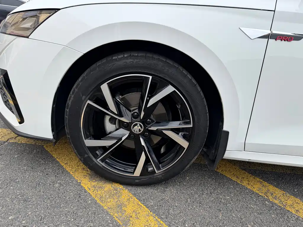 Skoda Octavia 2023 — фото 12