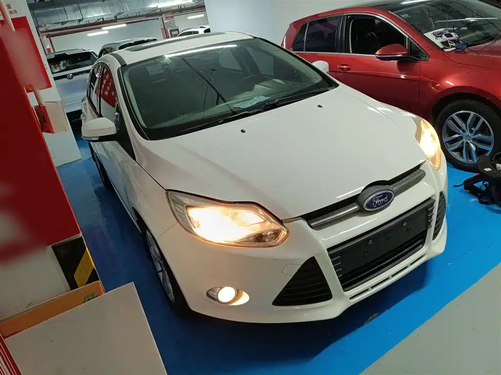 Ford Focus 2014 — фото 22