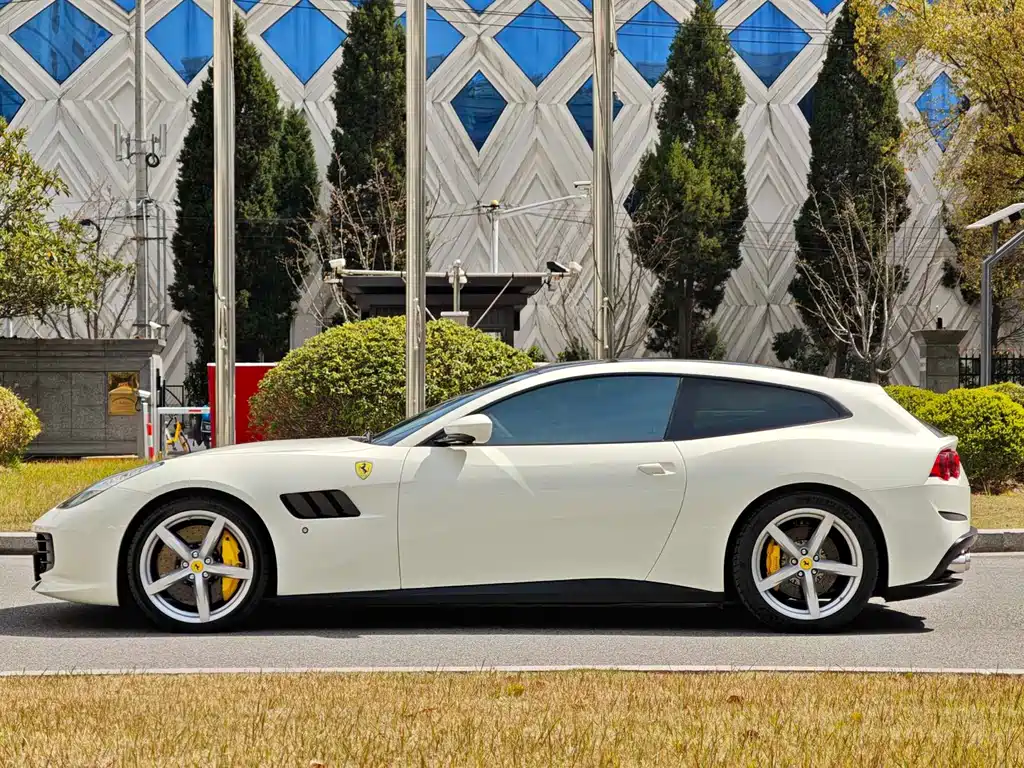 Ferrari GTC4Lusso 2019 — фото 6