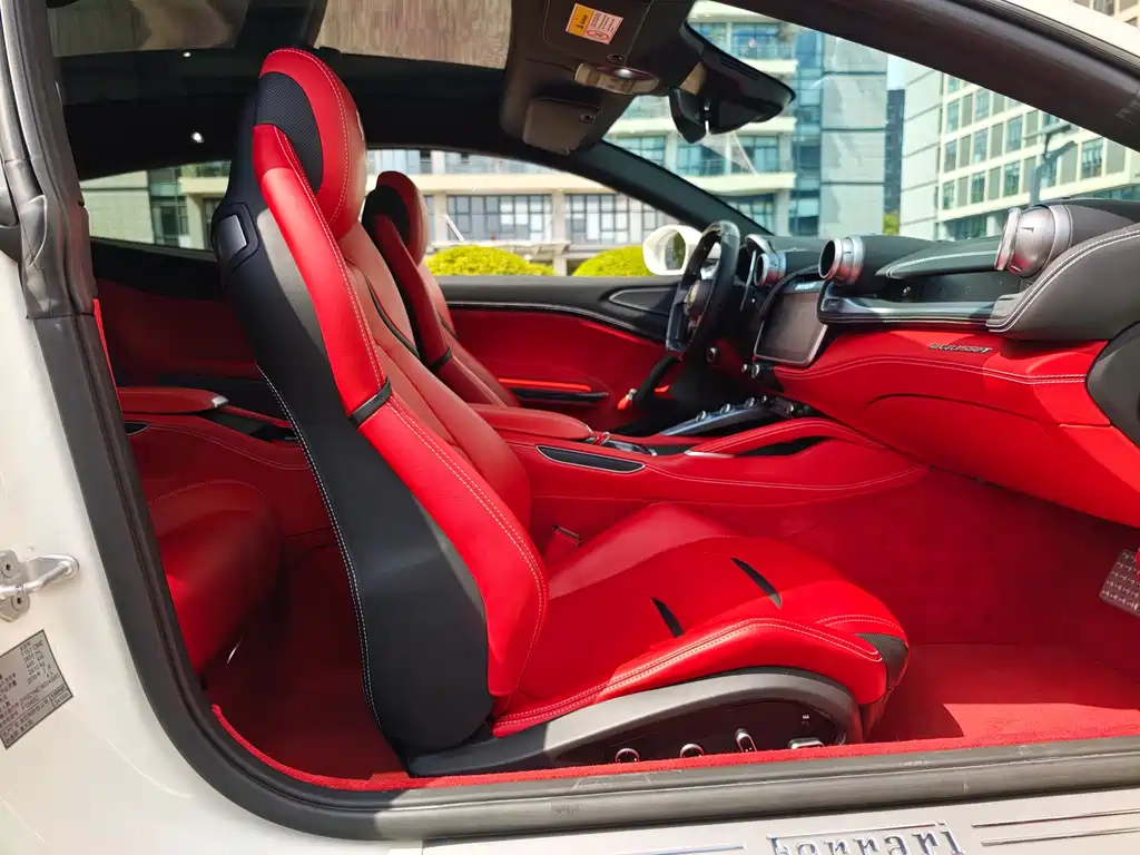 Ferrari GTC4Lusso 2019 — фото 12